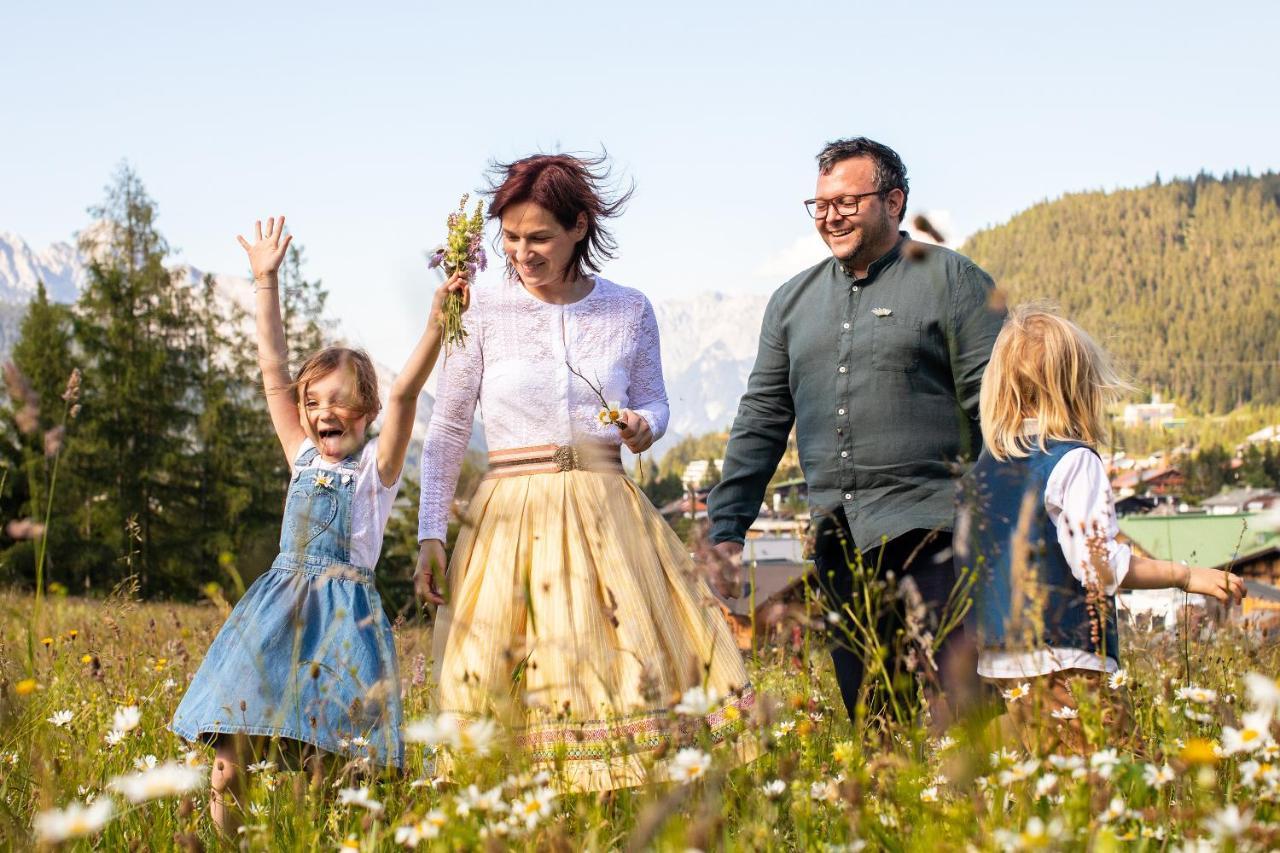 ゼーフェルト・イン・チロル Tiroler Weinstubeアパートホテル エクステリア 写真