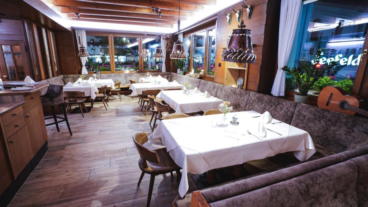 ゼーフェルト・イン・チロル Tiroler Weinstubeアパートホテル エクステリア 写真